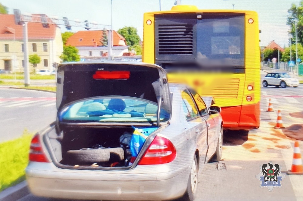 68-latek wjechał w tył autobusu