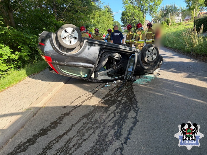 Pijana doprowadziła do dachowania