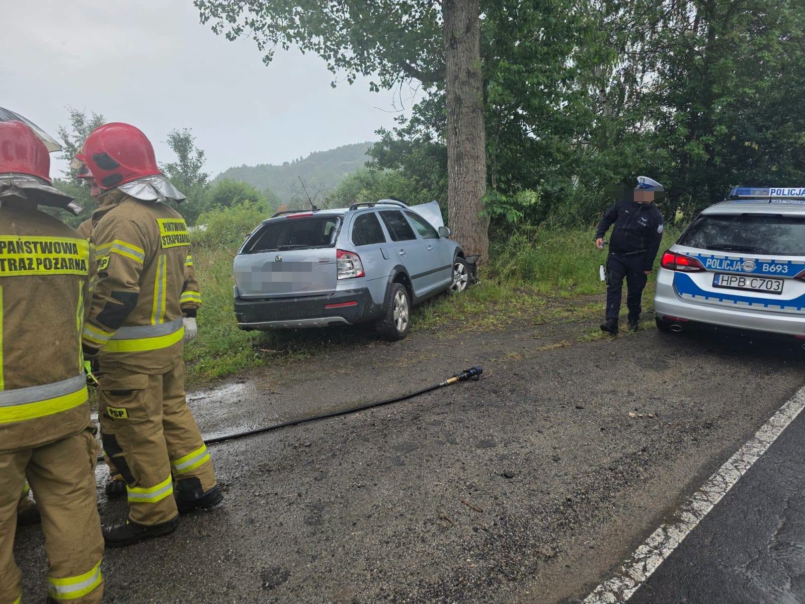 Wypadł z drogi i uderzył w drzewo. Jedna osoba w szpitalu