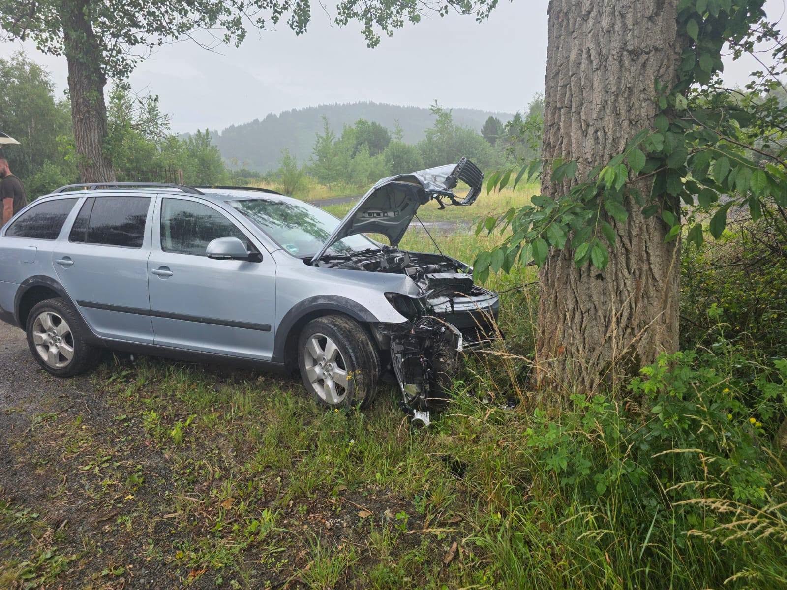 Wypadł z drogi i uderzył w drzewo. Jedna osoba w szpitalu