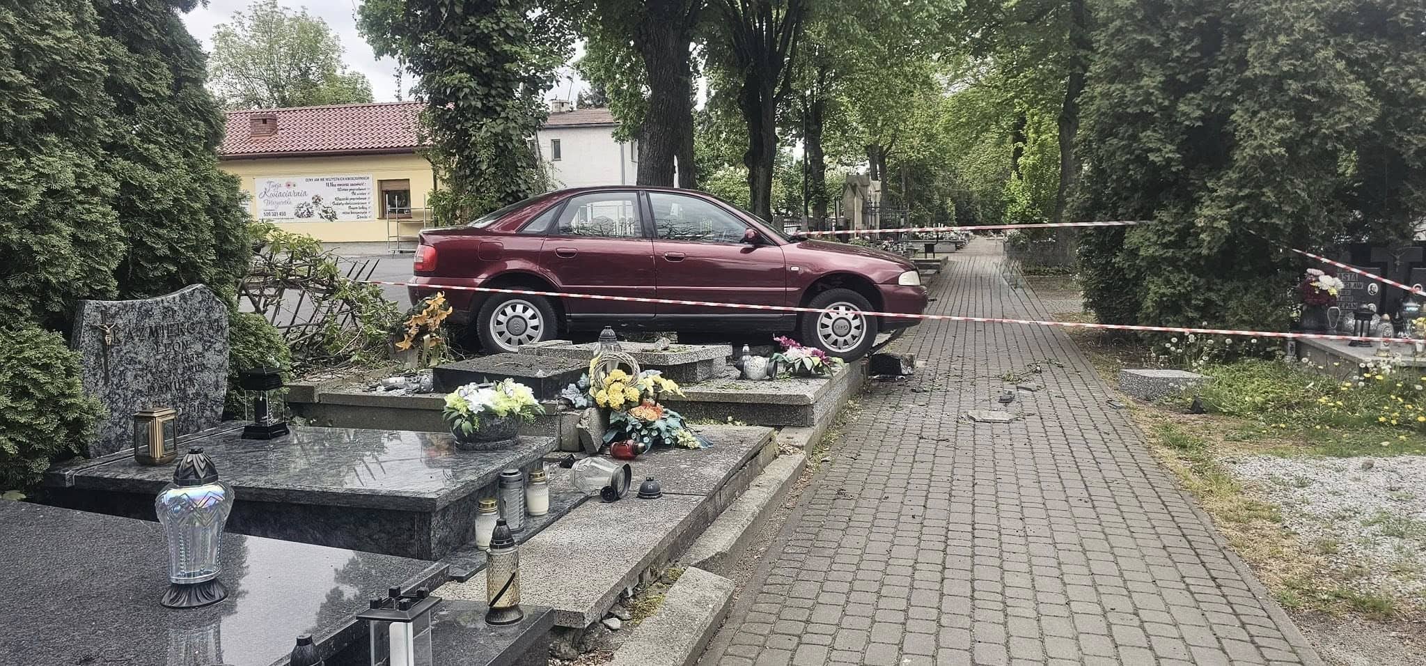 Samochodem uszkodził nagrobki
