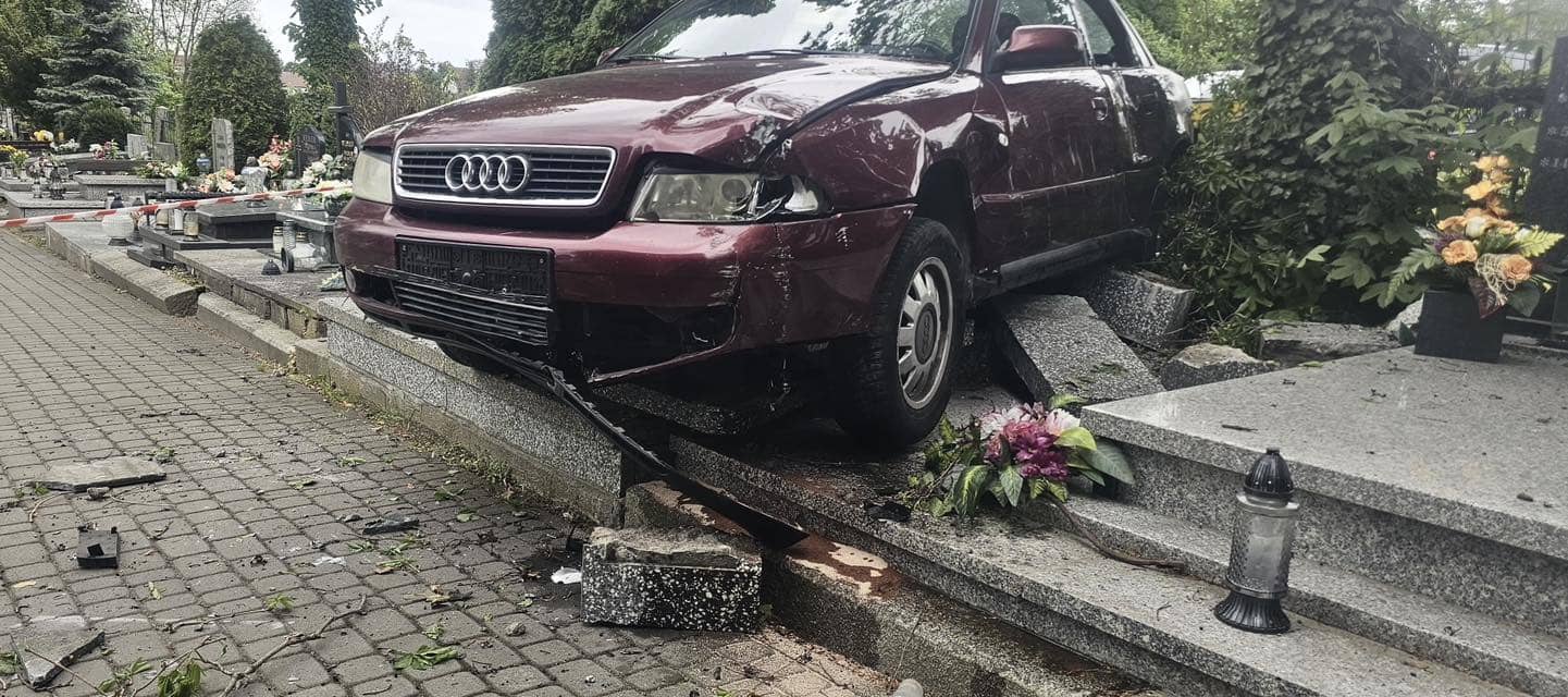 Samochodem uszkodził nagrobki
