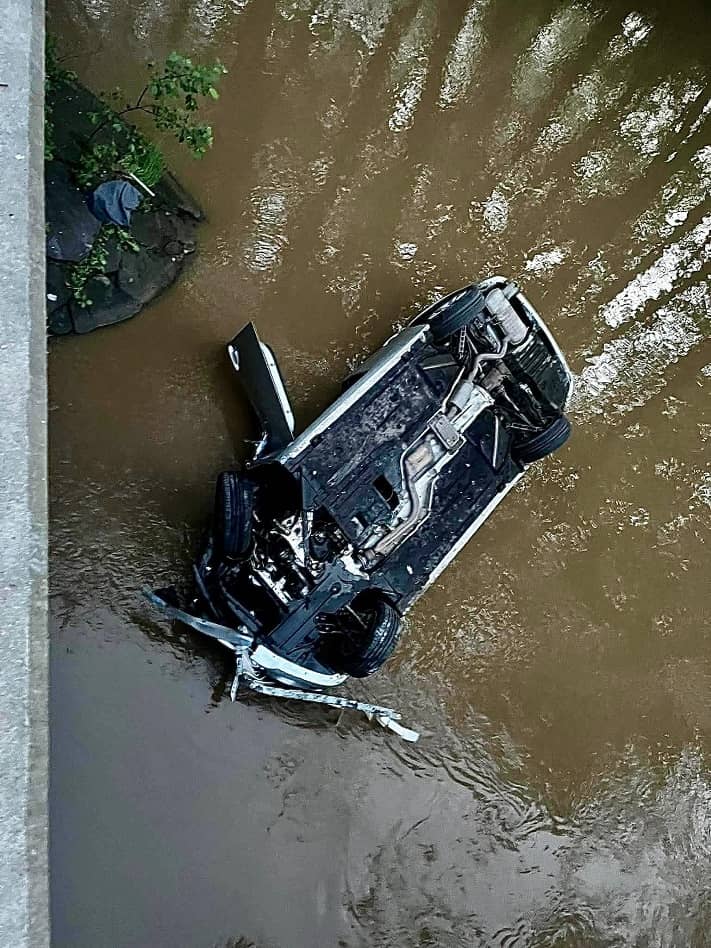 Przebił barierki i wpadł do wody