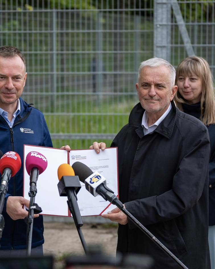 Powstanie pełnowymiarowe boisko
