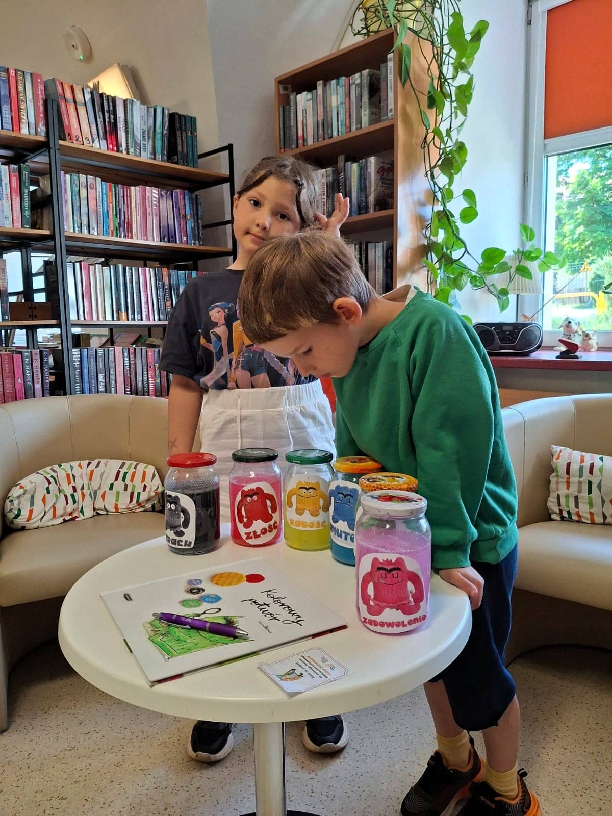 Głośne czytanie i Kolorowy Potwór w bibliotece