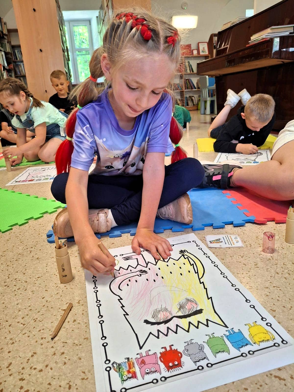 Głośne czytanie i Kolorowy Potwór w bibliotece