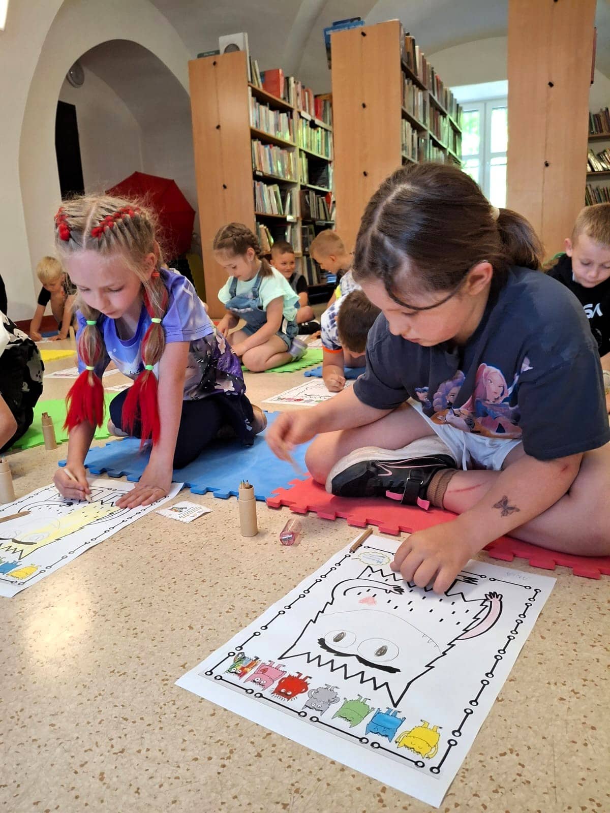 Głośne czytanie i Kolorowy Potwór w bibliotece