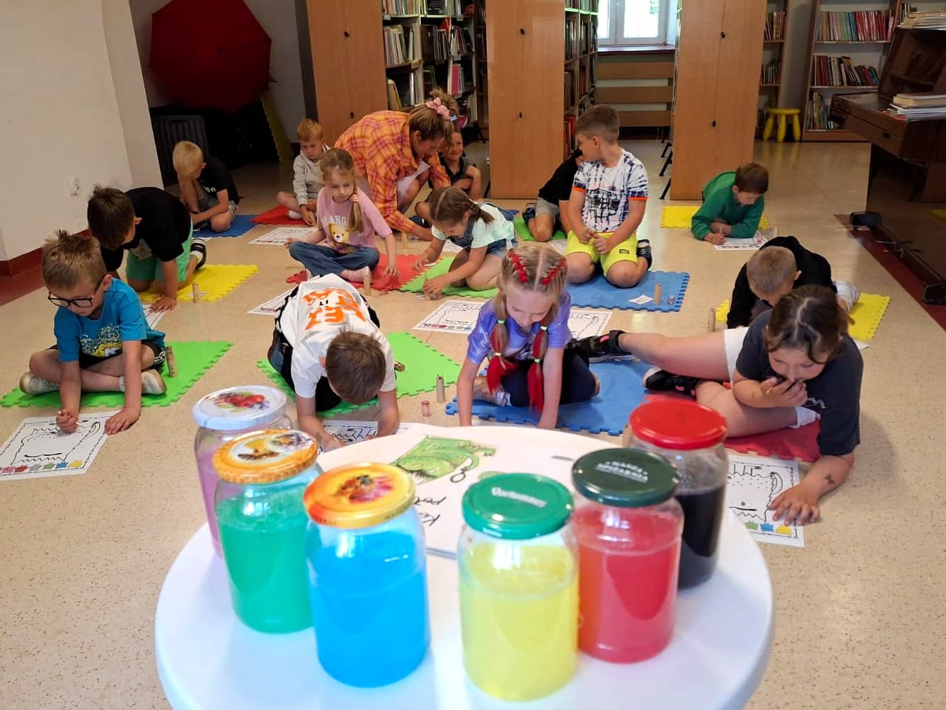 Głośne czytanie i Kolorowy Potwór w bibliotece