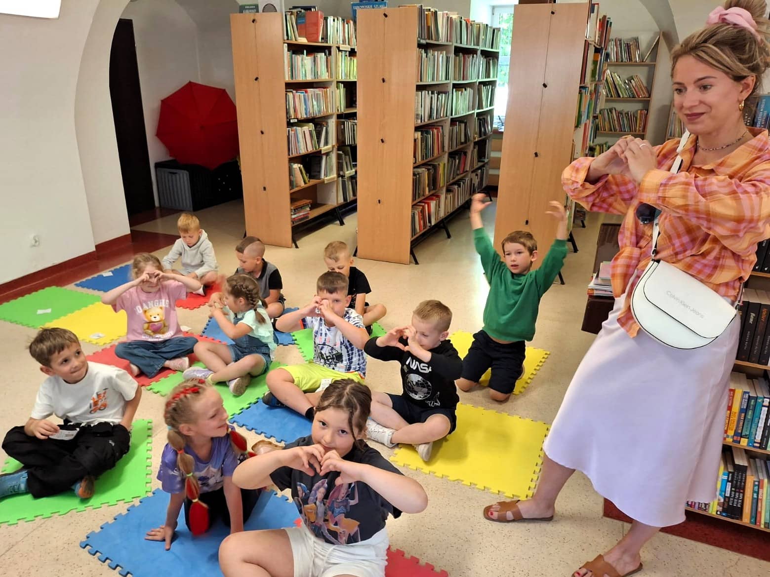 Głośne czytanie i Kolorowy Potwór w bibliotece