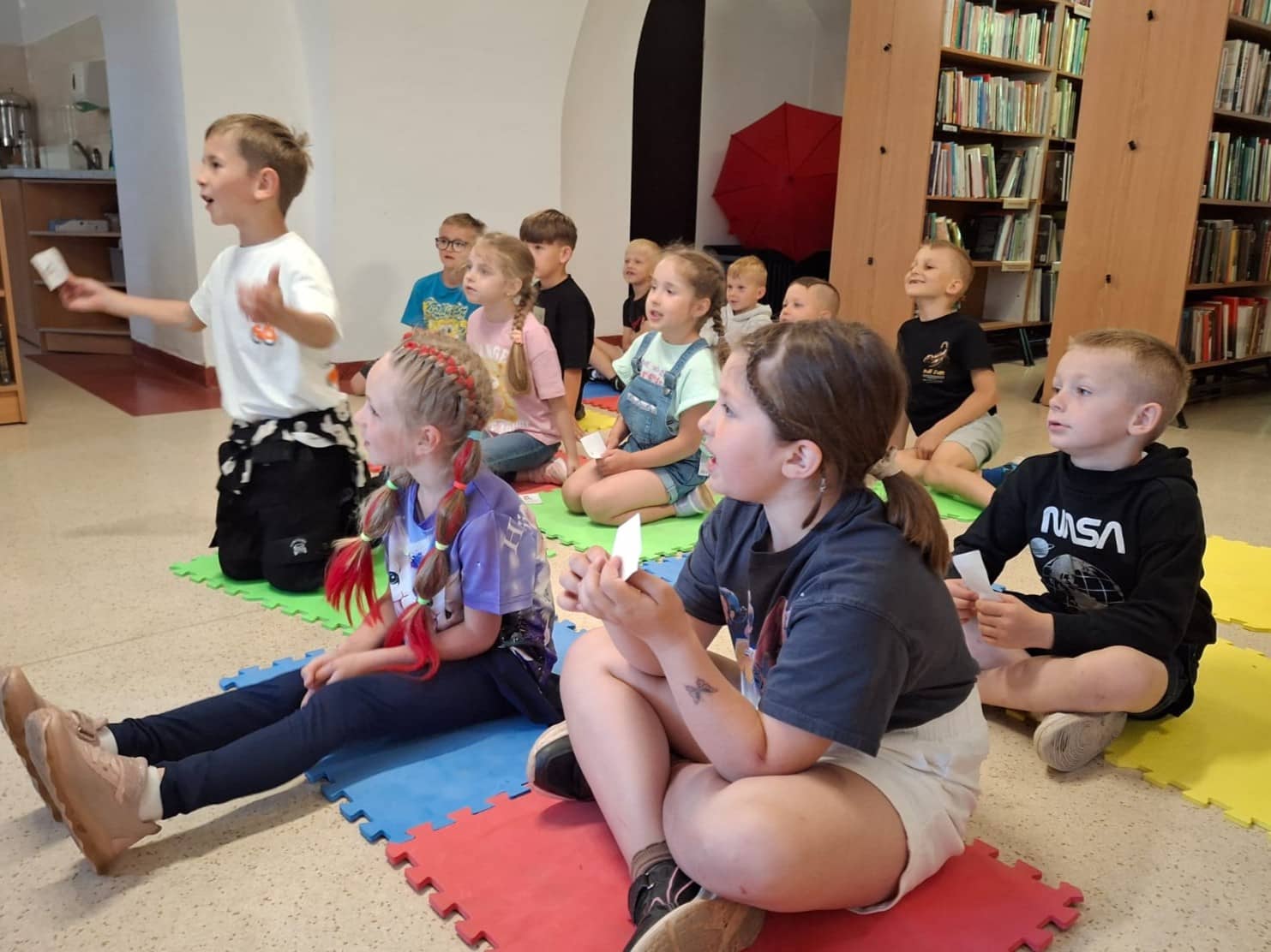 Głośne czytanie i Kolorowy Potwór w bibliotece