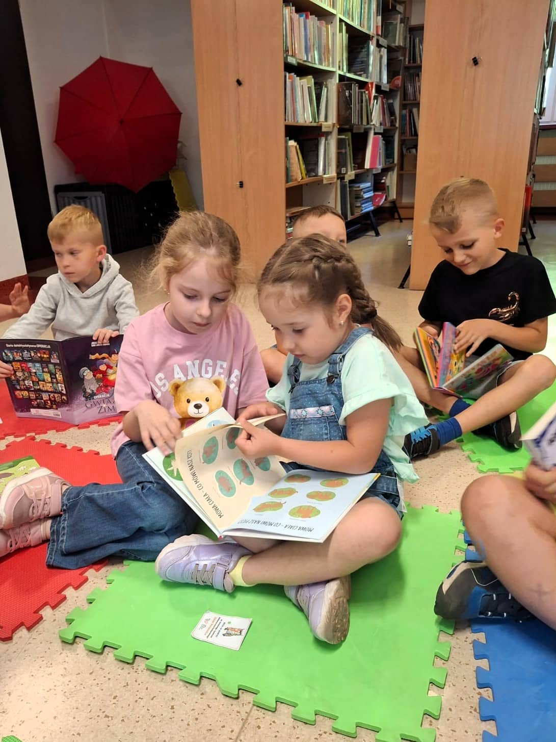 Głośne czytanie i Kolorowy Potwór w bibliotece