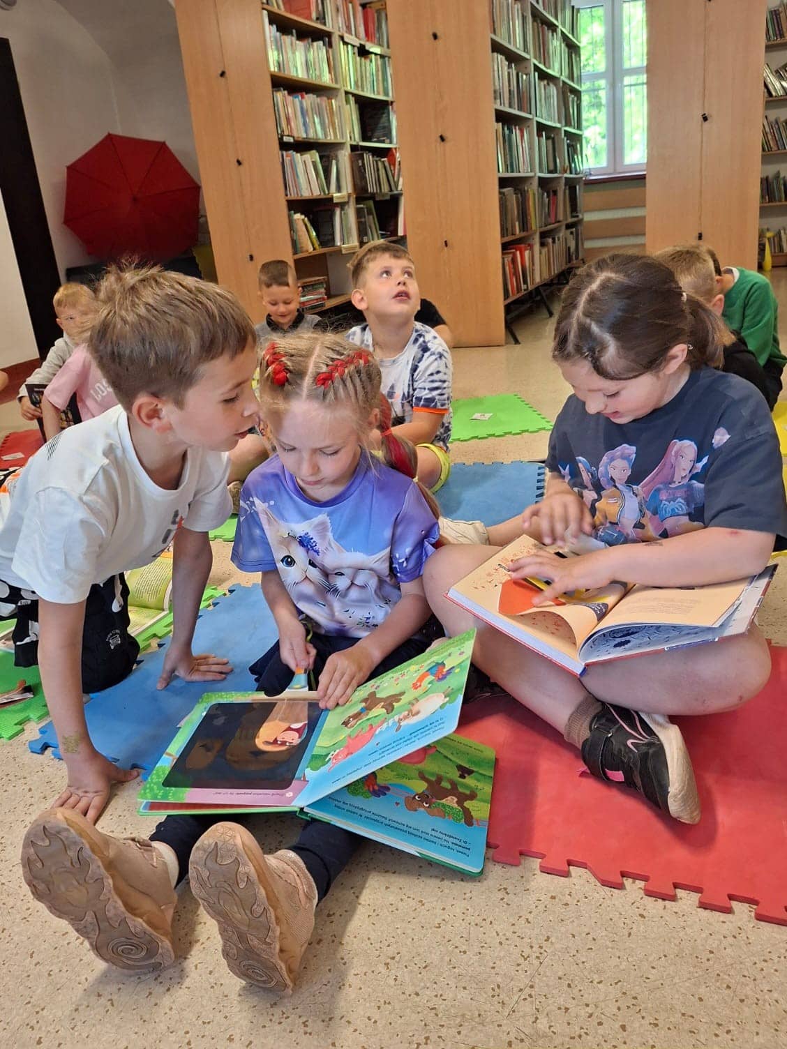 Głośne czytanie i Kolorowy Potwór w bibliotece