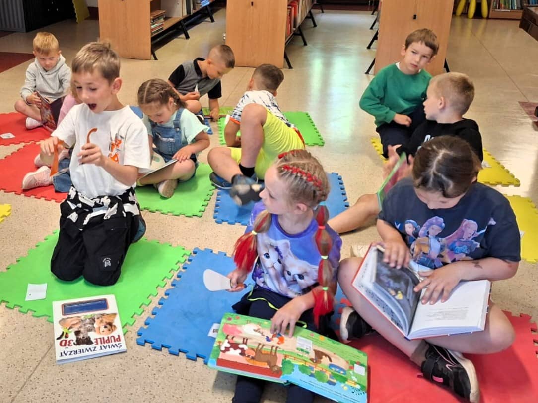 Głośne czytanie i Kolorowy Potwór w bibliotece