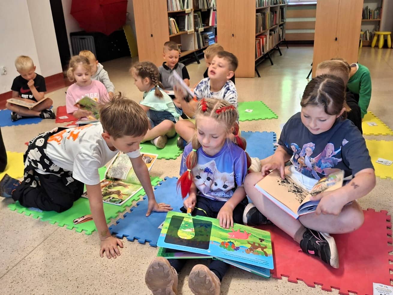 Głośne czytanie i Kolorowy Potwór w bibliotece