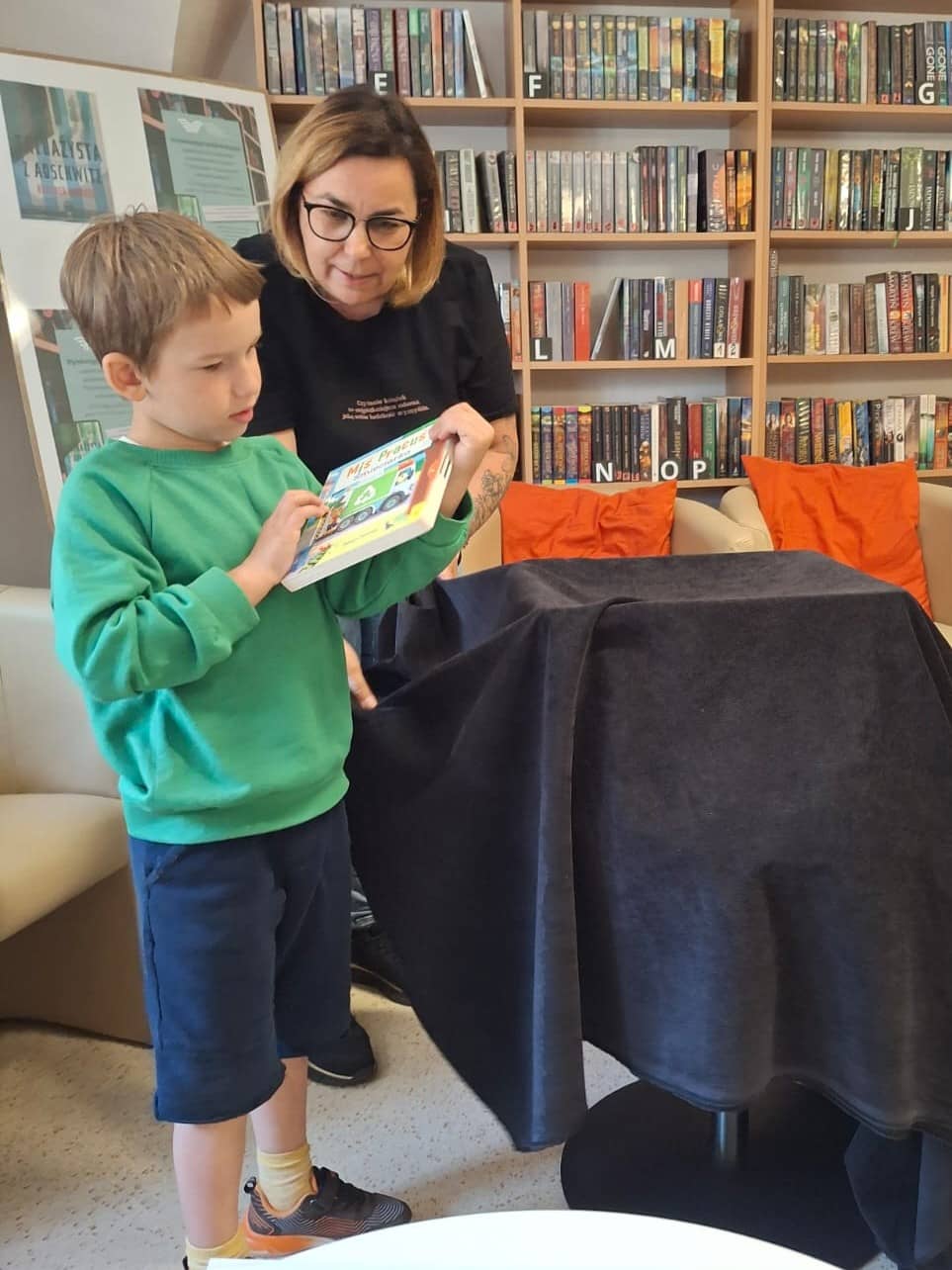 Głośne czytanie i Kolorowy Potwór w bibliotece