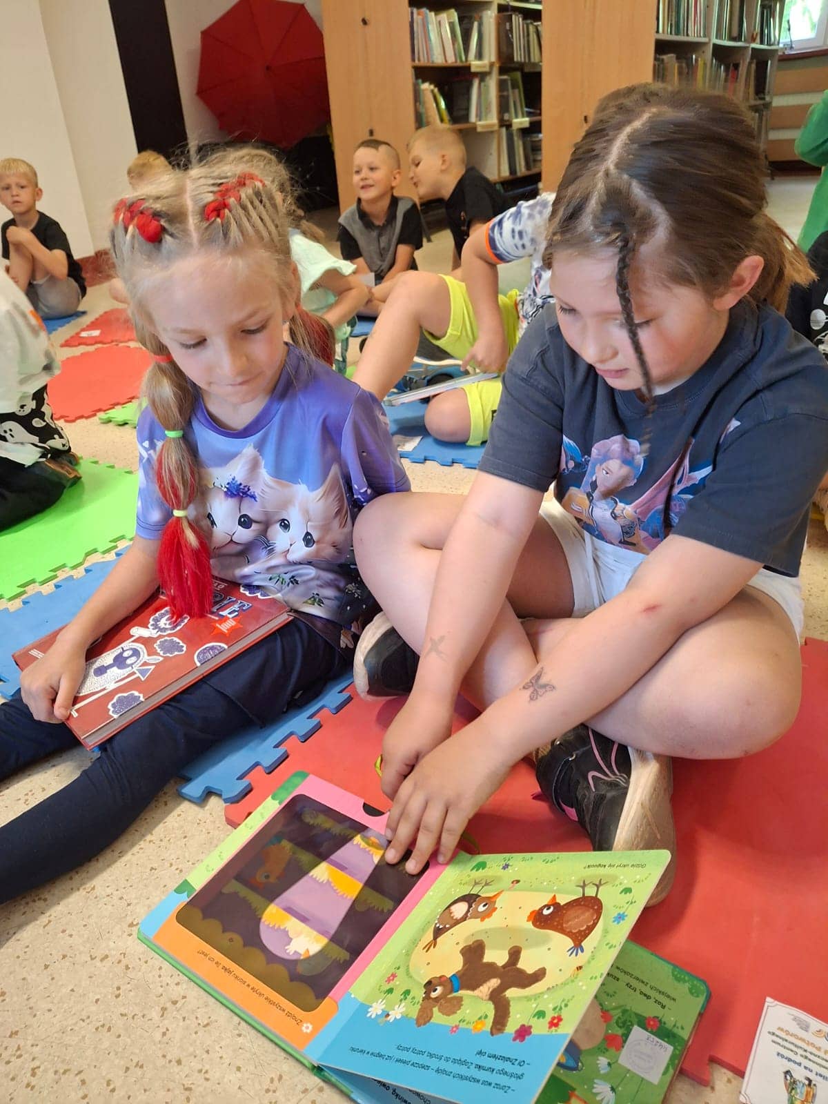 Głośne czytanie i Kolorowy Potwór w bibliotece