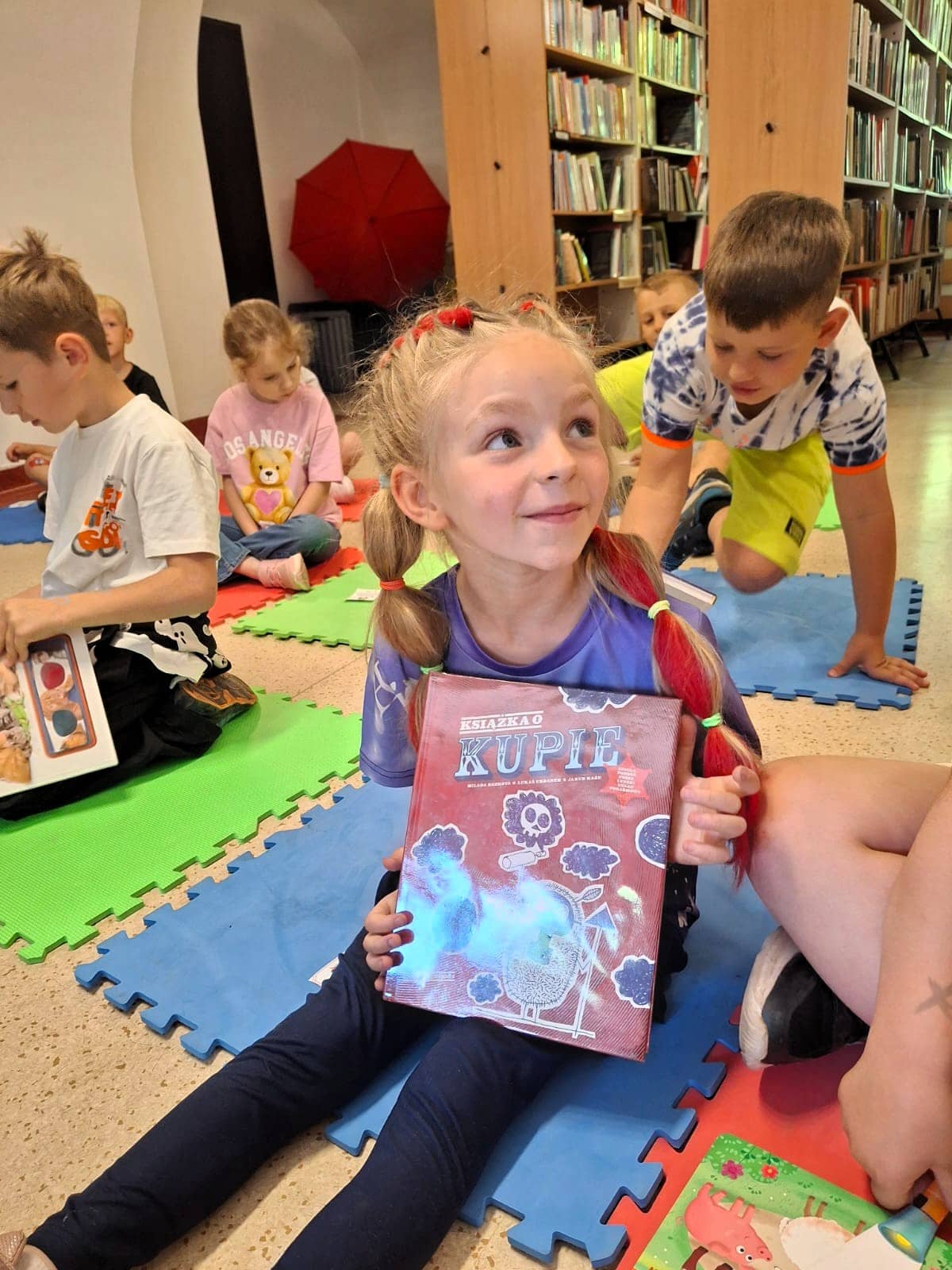 Głośne czytanie i Kolorowy Potwór w bibliotece