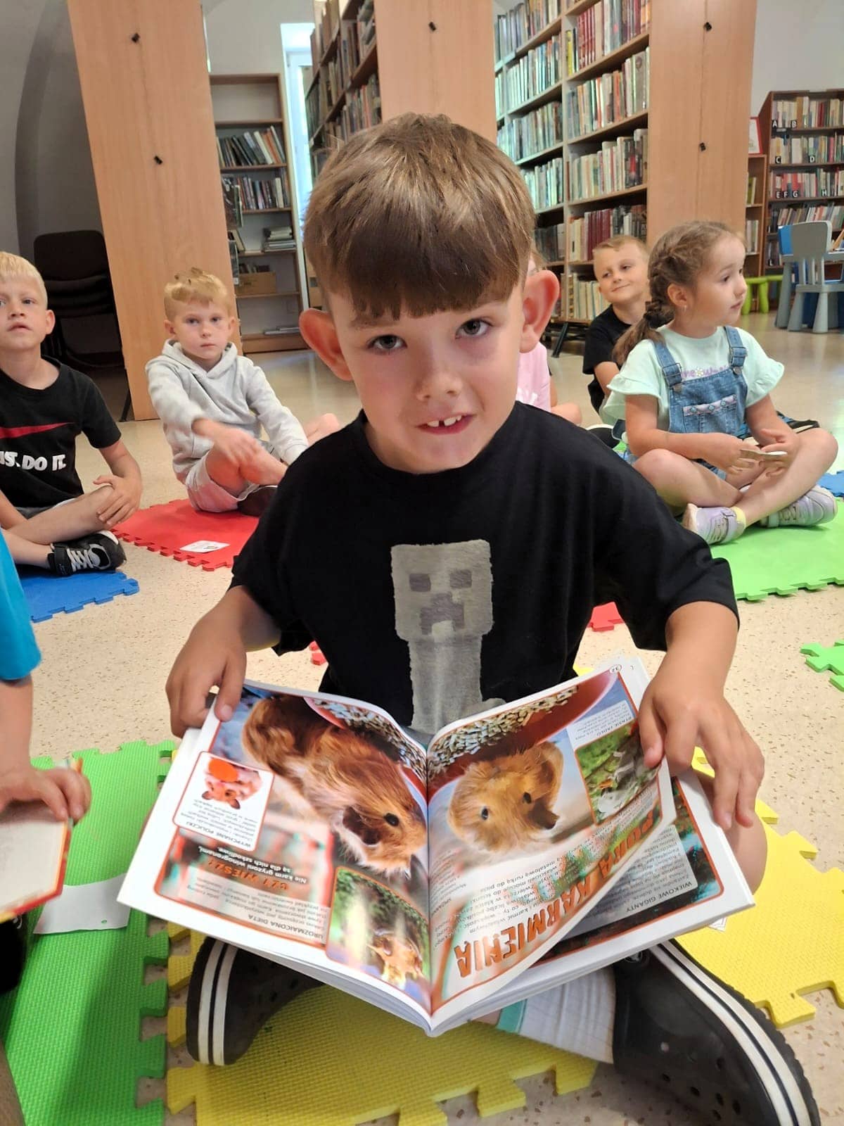 Głośne czytanie i Kolorowy Potwór w bibliotece