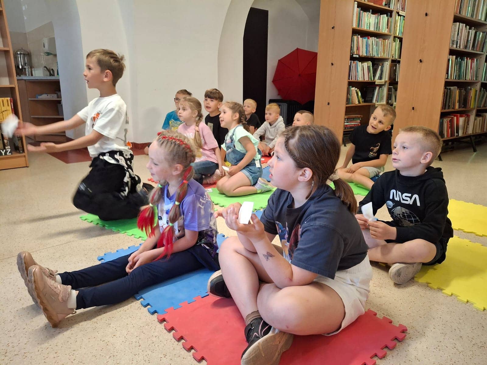 Głośne czytanie i Kolorowy Potwór w bibliotece