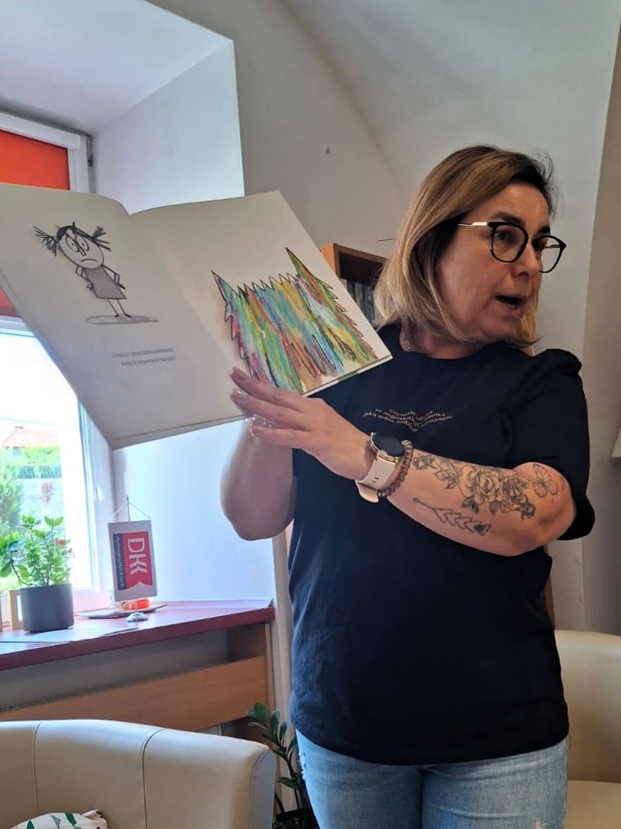 Głośne czytanie i Kolorowy Potwór w bibliotece