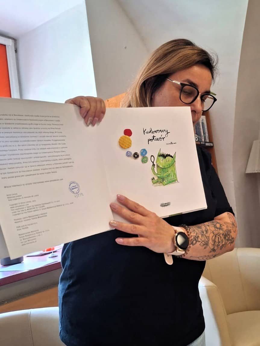 Głośne czytanie i Kolorowy Potwór w bibliotece