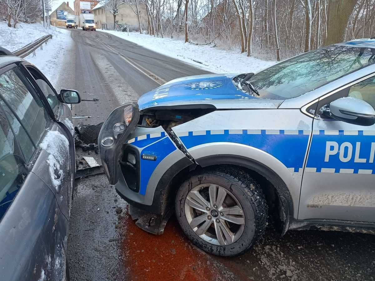 Czołówka pijanego kierowcy z policyjnym radiowozem
