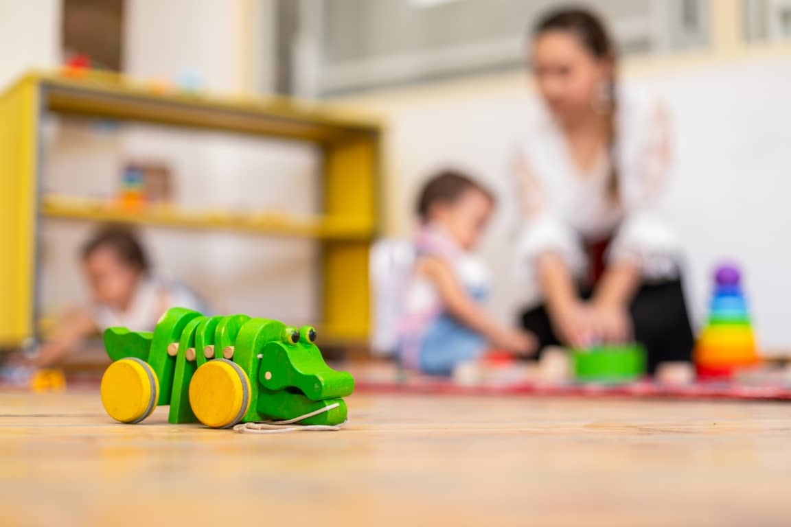 Jak zostać opiekunem w żłobku? Co warto wiedzieć, zanim podejmiesz decyzję