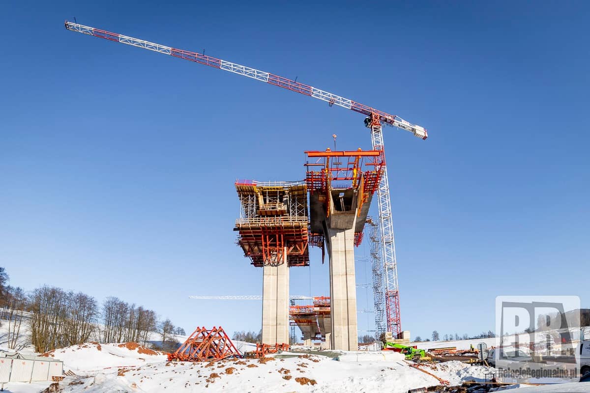 Trwa budowa kluczowego wiaduktu autostrady D11