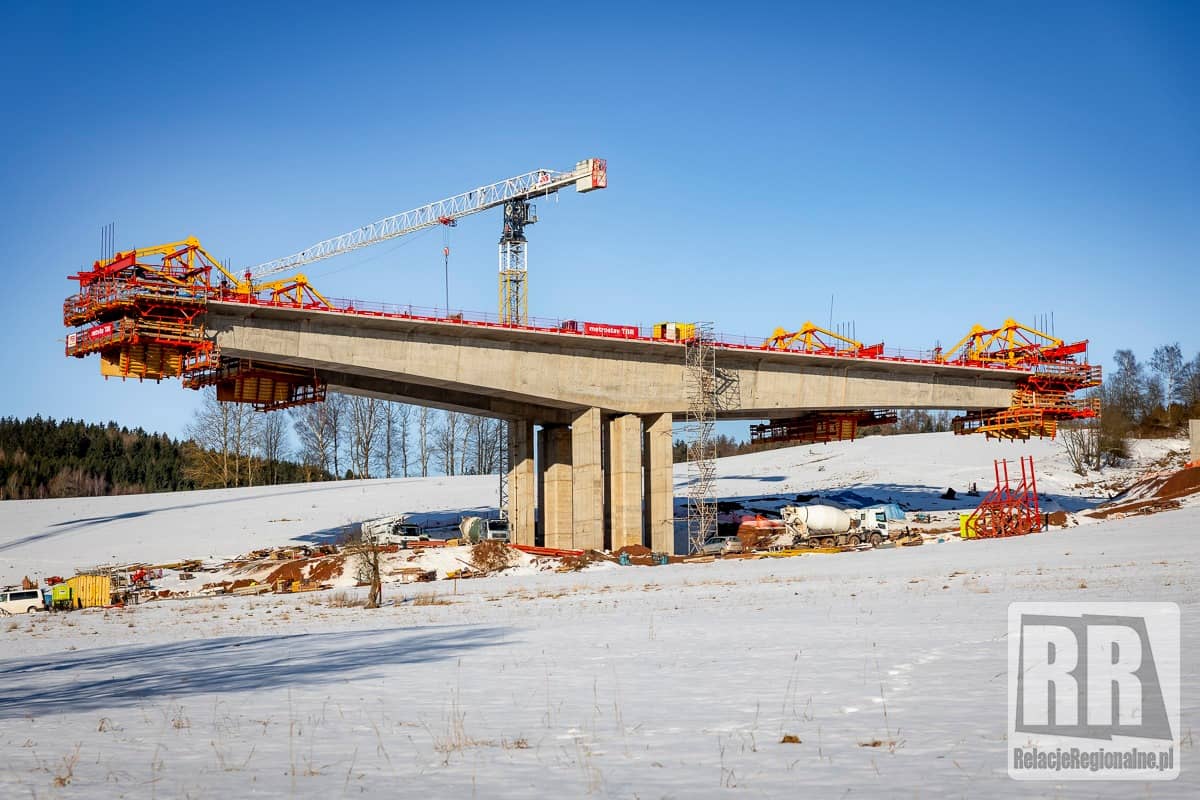 Trwa budowa kluczowego wiaduktu autostrady D11