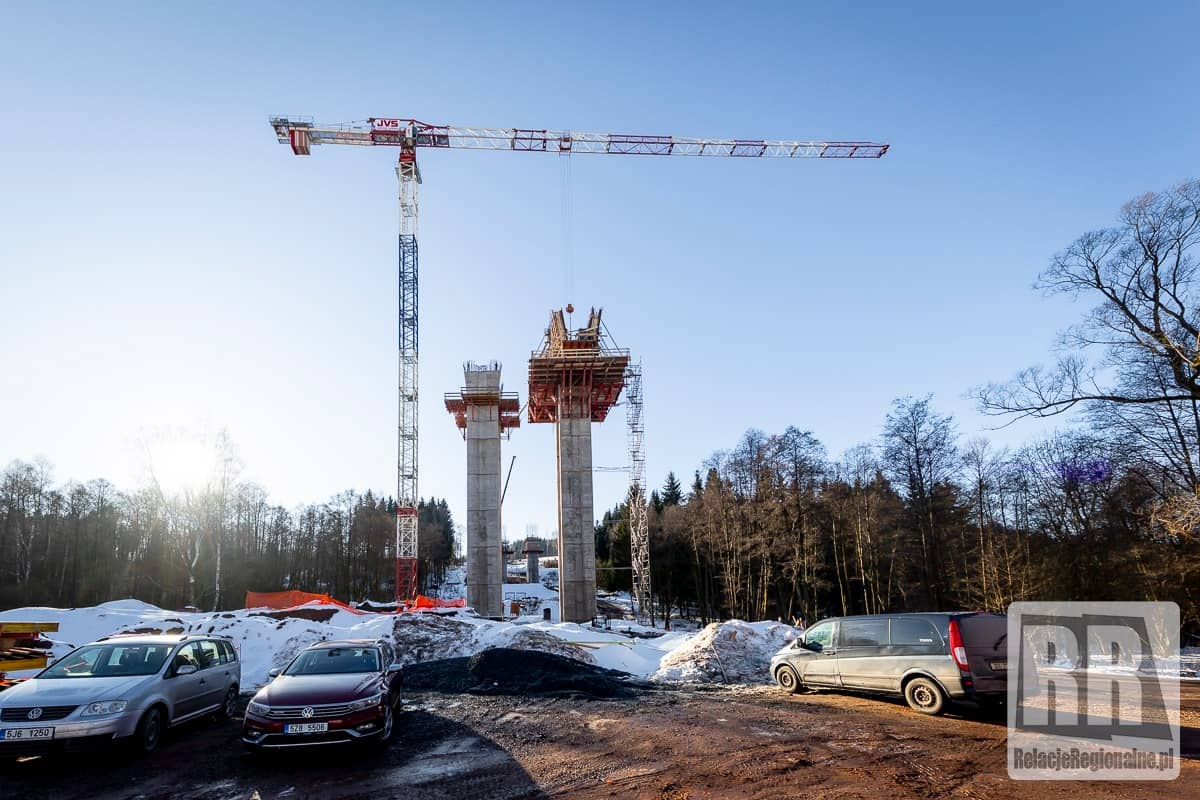 Trwa budowa kluczowego wiaduktu autostrady D11