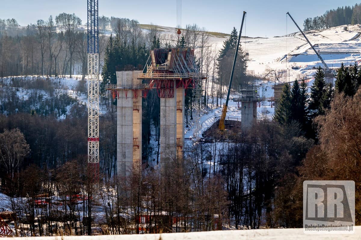 Trwa budowa kluczowego wiaduktu autostrady D11