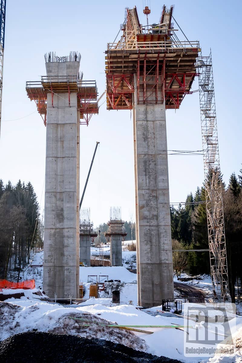 Trwa budowa kluczowego wiaduktu autostrady D11