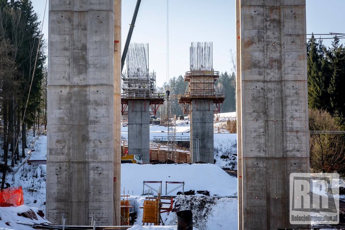 Trwa budowa kluczowego wiaduktu autostrady D11
