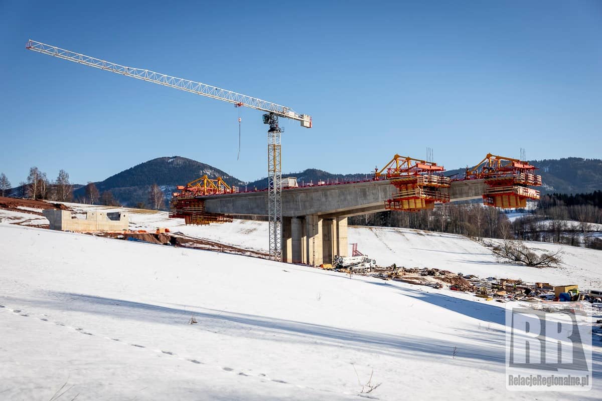 Trwa budowa kluczowego wiaduktu autostrady D11