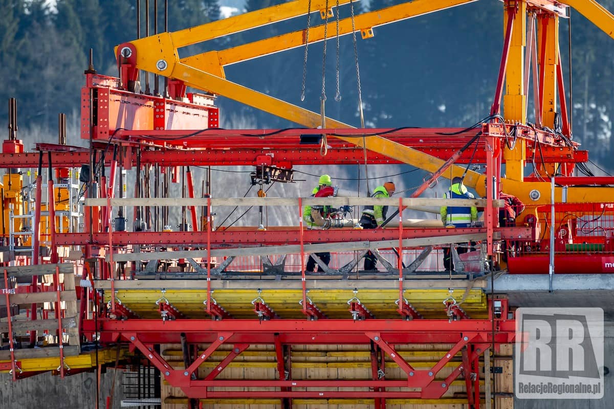 Trwa budowa kluczowego wiaduktu autostrady D11