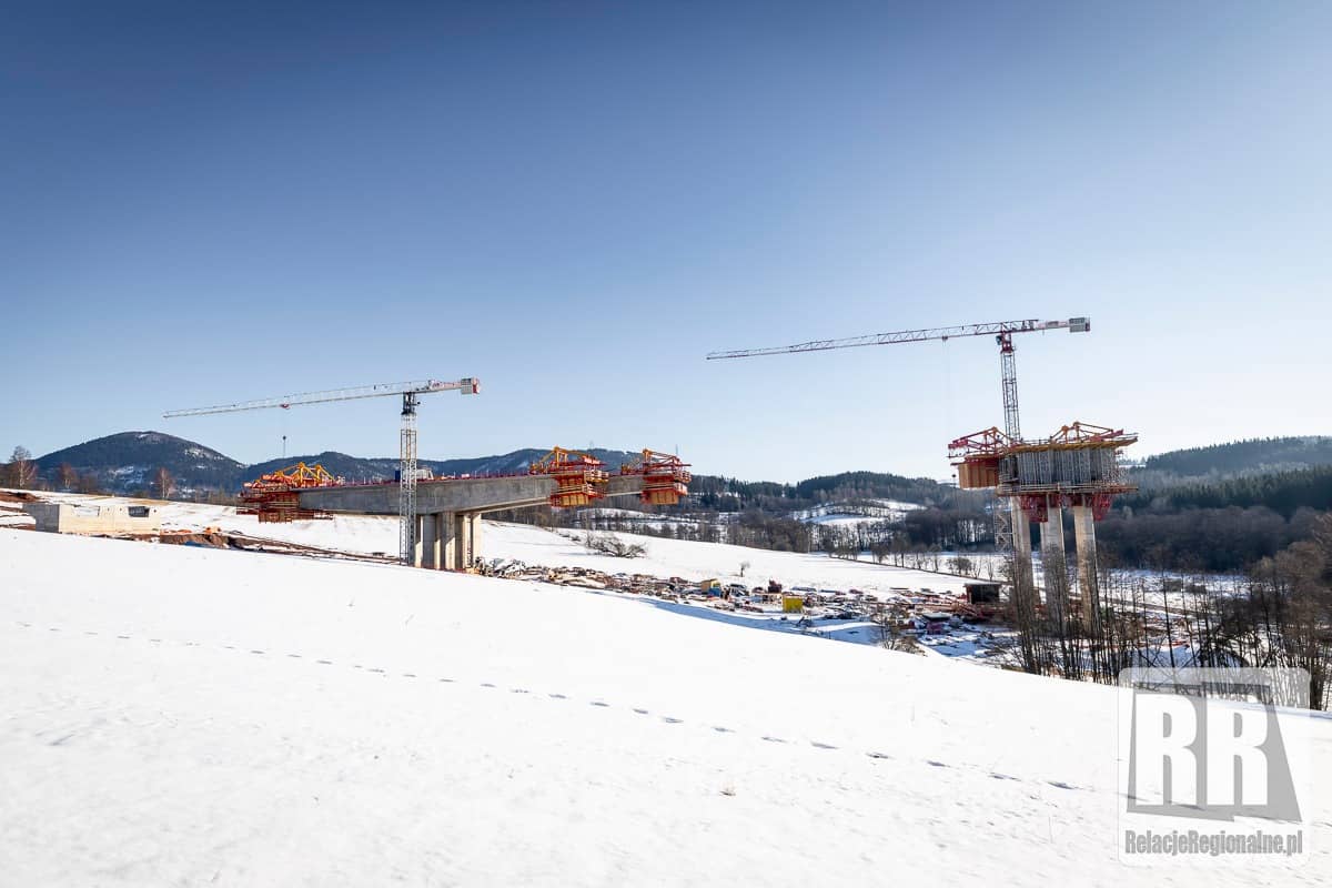 Trwa budowa kluczowego wiaduktu autostrady D11