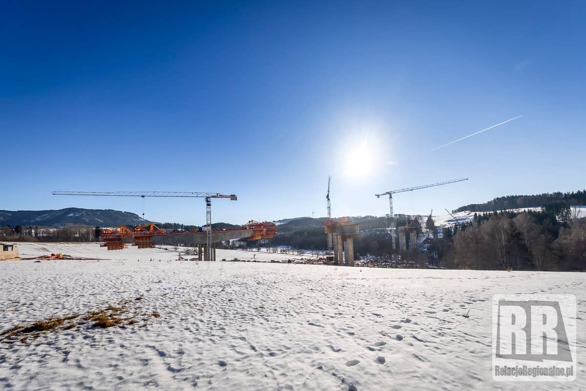 Trwa budowa kluczowego wiaduktu autostrady D11