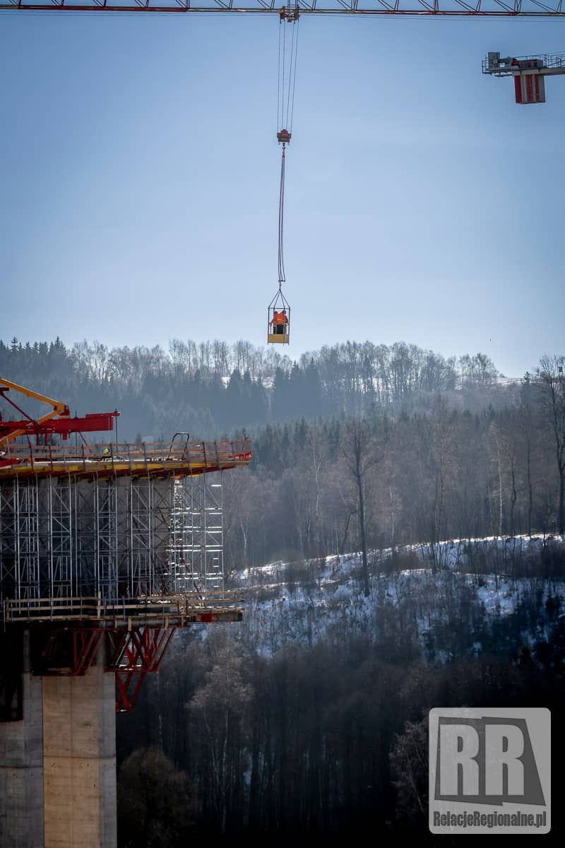 Trwa budowa kluczowego wiaduktu autostrady D11