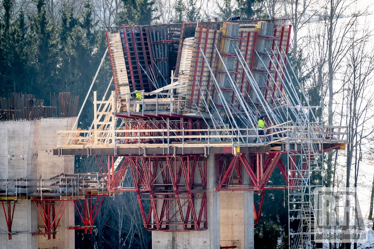 Trwa budowa kluczowego wiaduktu autostrady D11
