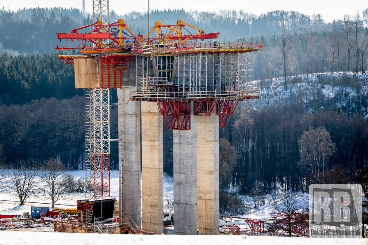 Trwa budowa kluczowego wiaduktu autostrady D11