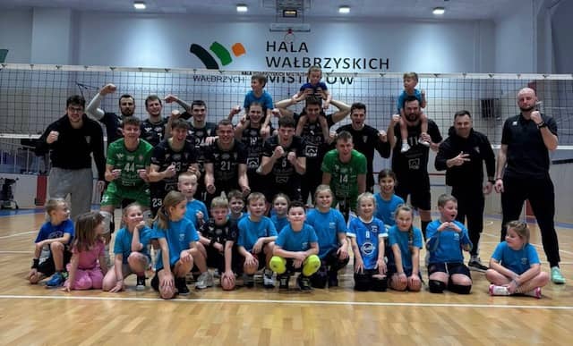 Siatkarska młodzież walczyła o awanse, a seniorzy dopisali komplet punktów