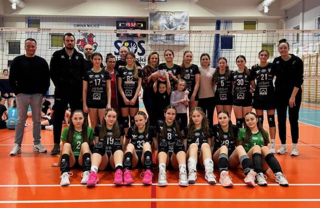 Siatkarska młodzież walczyła o awanse, a seniorzy dopisali komplet punktów