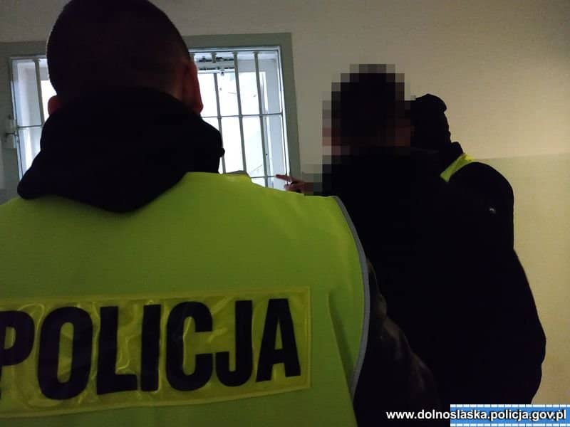 Uczeń rzucił krzesłem w nauczycielkę