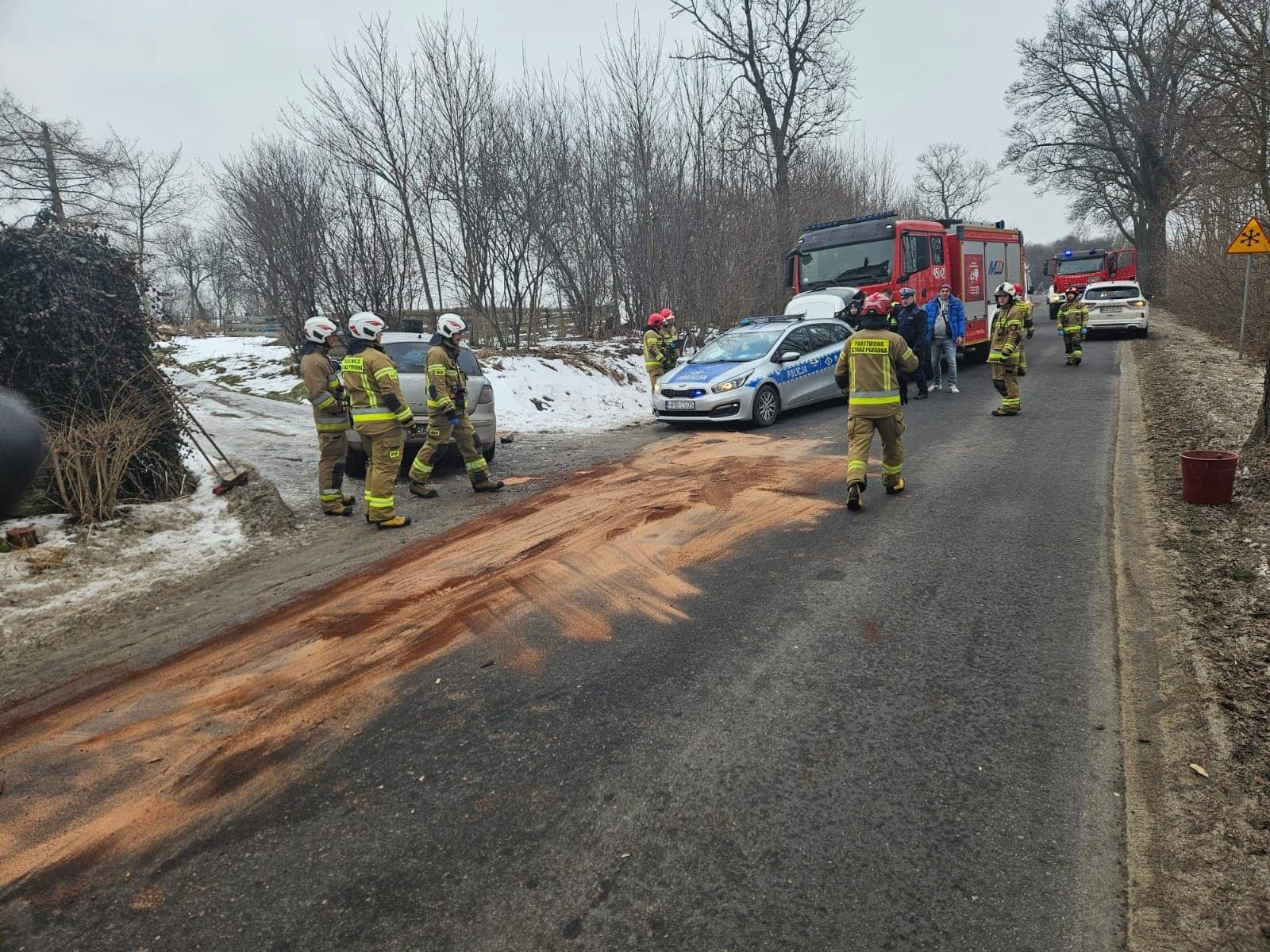 Pijany kierowca uderzył w drzewo