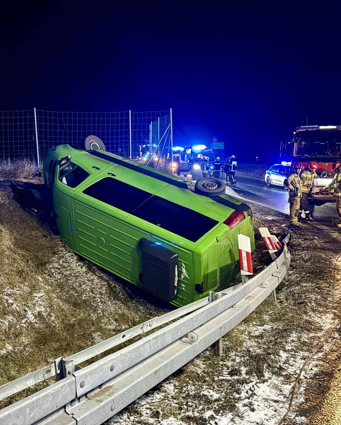 Bus przeleciał przez bariery