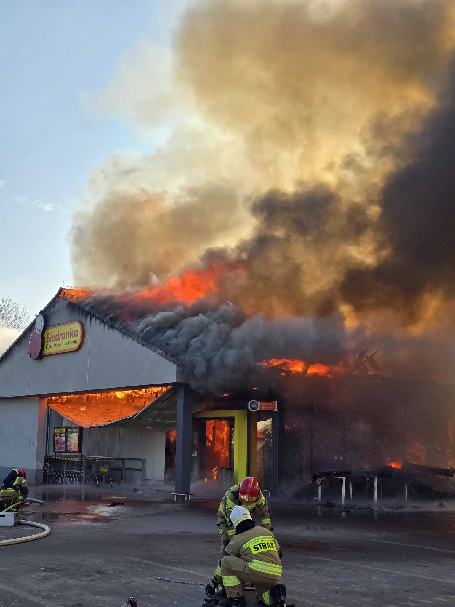 Olbrzymi pożar jednego z dyskontów spożywczych