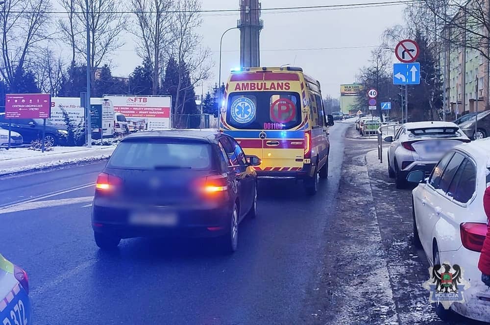 Wtargnął na jezdnię wprost pod auto