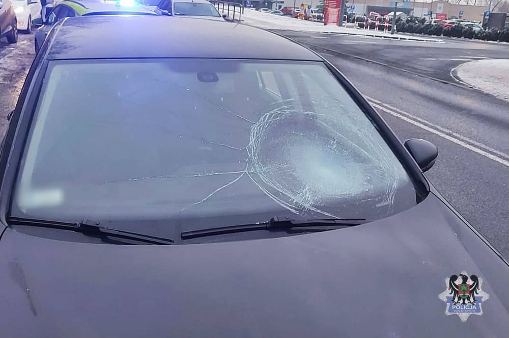 Wtargnął na jezdnię wprost pod auto