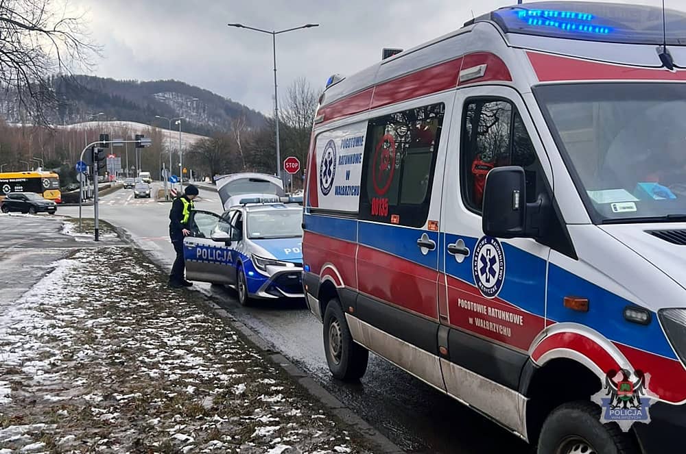 Nie zauważył pieszej i potrącił ją na przejściu