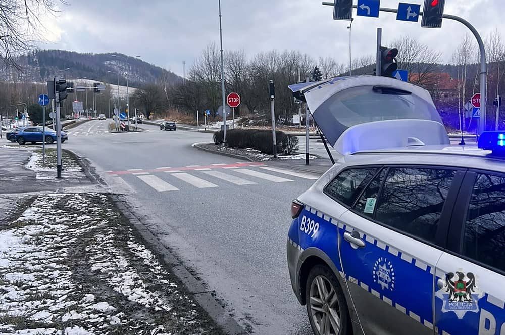 Nie zauważył pieszej i potrącił ją na przejściu